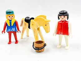 Playmobil човечета 2 бр с кон