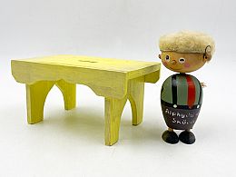 Дървена маса с човек