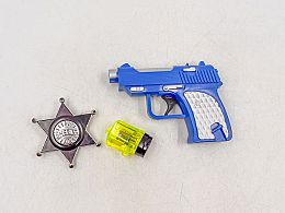 Пистолет, мини фенерче и значка полиция