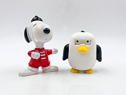 Бяло куче и пингвинче