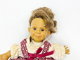 Усмихната кукличка в бордо